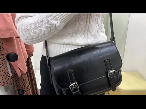 ❤️ Јавна мастурбација на младата кучка FeralBerry со дилдо во фитинг просторијата ️❌ Супер порно кај нас ❌️